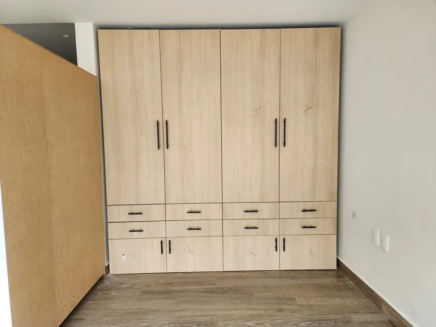 Fotografía del closet construido e instalado, idéntico al render aprobado